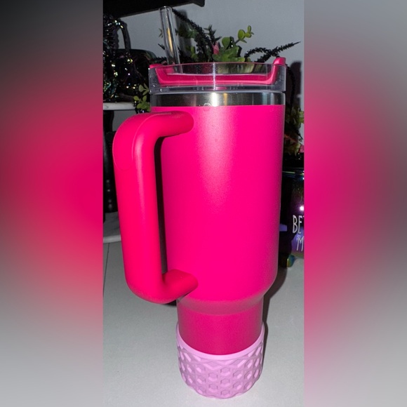 Stanley Cosmo Pink Valentine’s Day 40 oz Stainless Steel H2.0 Quencher Tumbler - Picture 4 of 6